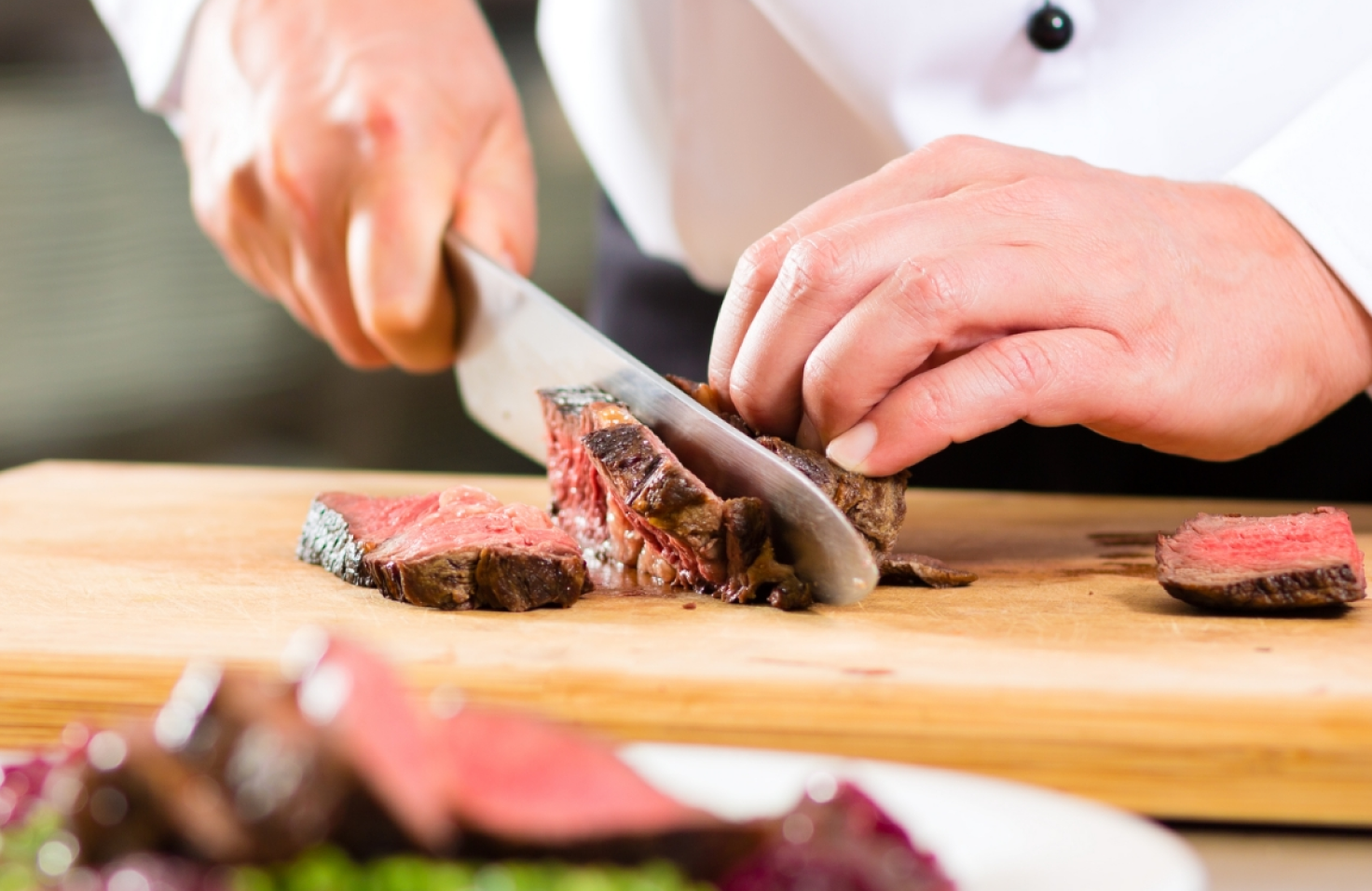 近年、新たな地域食材として注目されている「ジビエ」。そんなジビエを世の中に広めるため、全国ジビエフェアでは「プラスジビエ」のコンセプトのもと、日々の生活にジビエがプラスされるように、様々な情報を発信していきます。