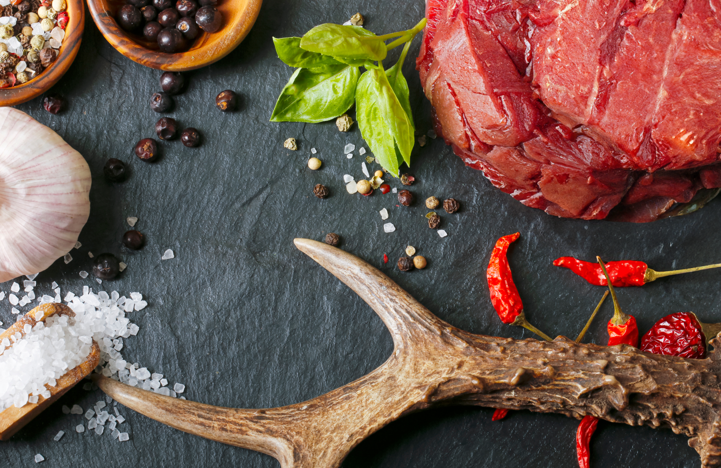 狩猟で得た天然の野生鳥獣の肉を指し、ヨーロッパでは古くから貴族に愛されてきた伝統的な高級食材です。特にフランス料理では、肉から内臓、骨、血液まですべてを余すことなく使い、生命に感謝を捧げる精神が根付いています。山野を駆け巡った天然の肉は脂肪が少なく、引き締まって栄養価が高い、まさに森からの贈り物です。