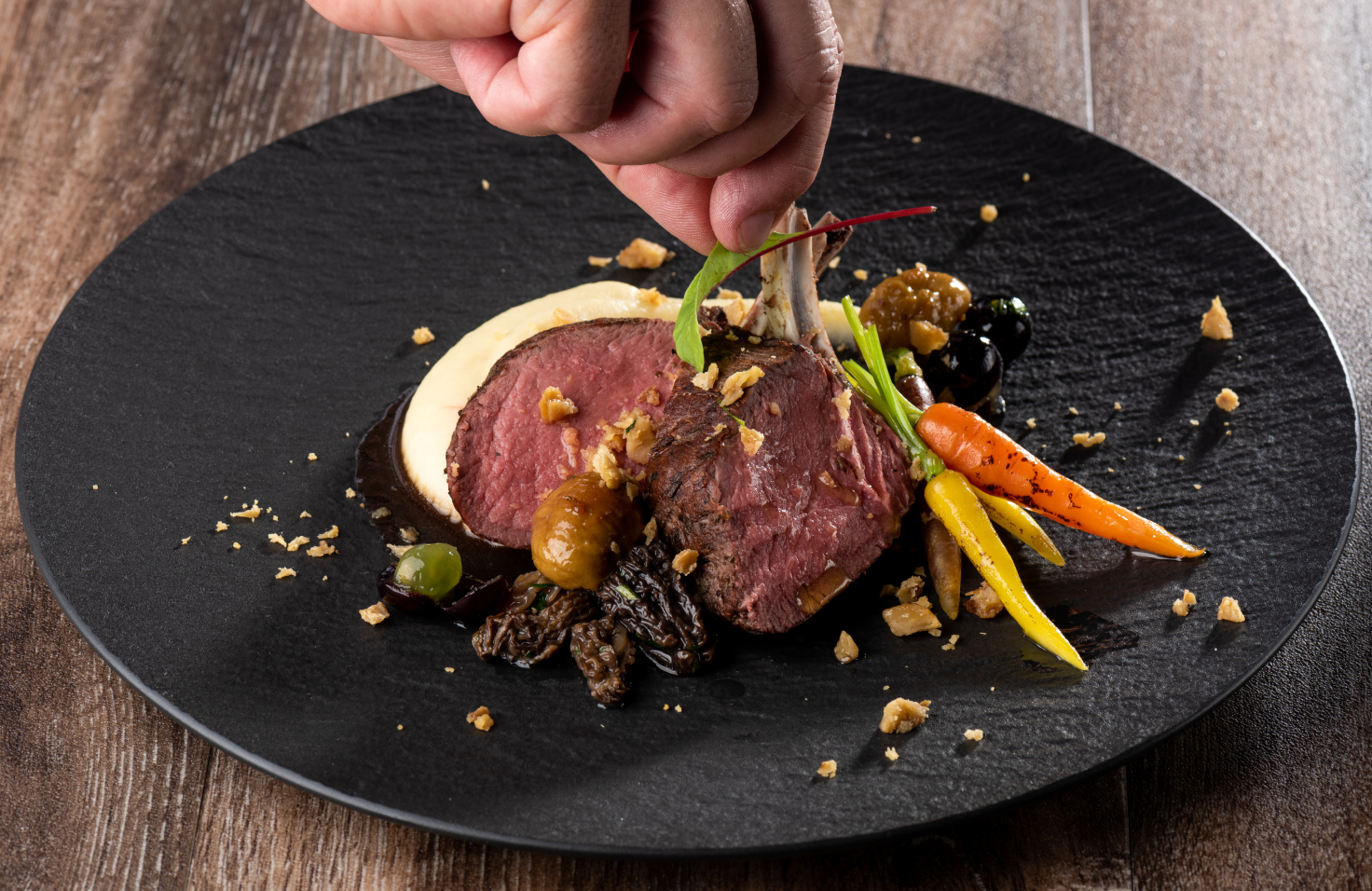 近年、新たな地域食材として注目されている「ジビエ」。そんなジビエを世の中に広めるため、全国ジビエフェアでは「プラスジビエ」のコンセプトのもと、日々の生活にジビエがプラスされるように、様々な情報を発信していきます。